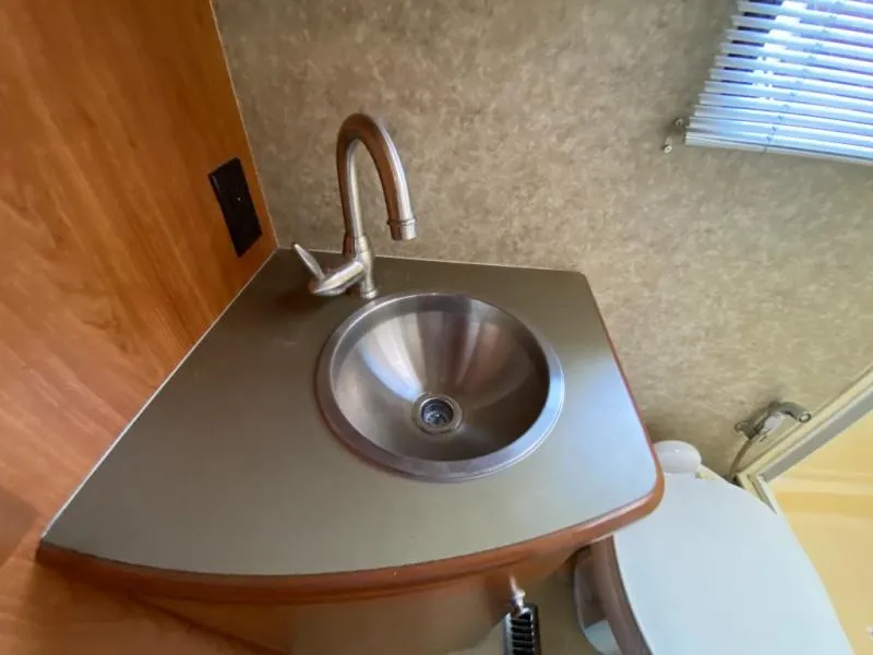 2010 Itasca Navion 24K - Photo 3
