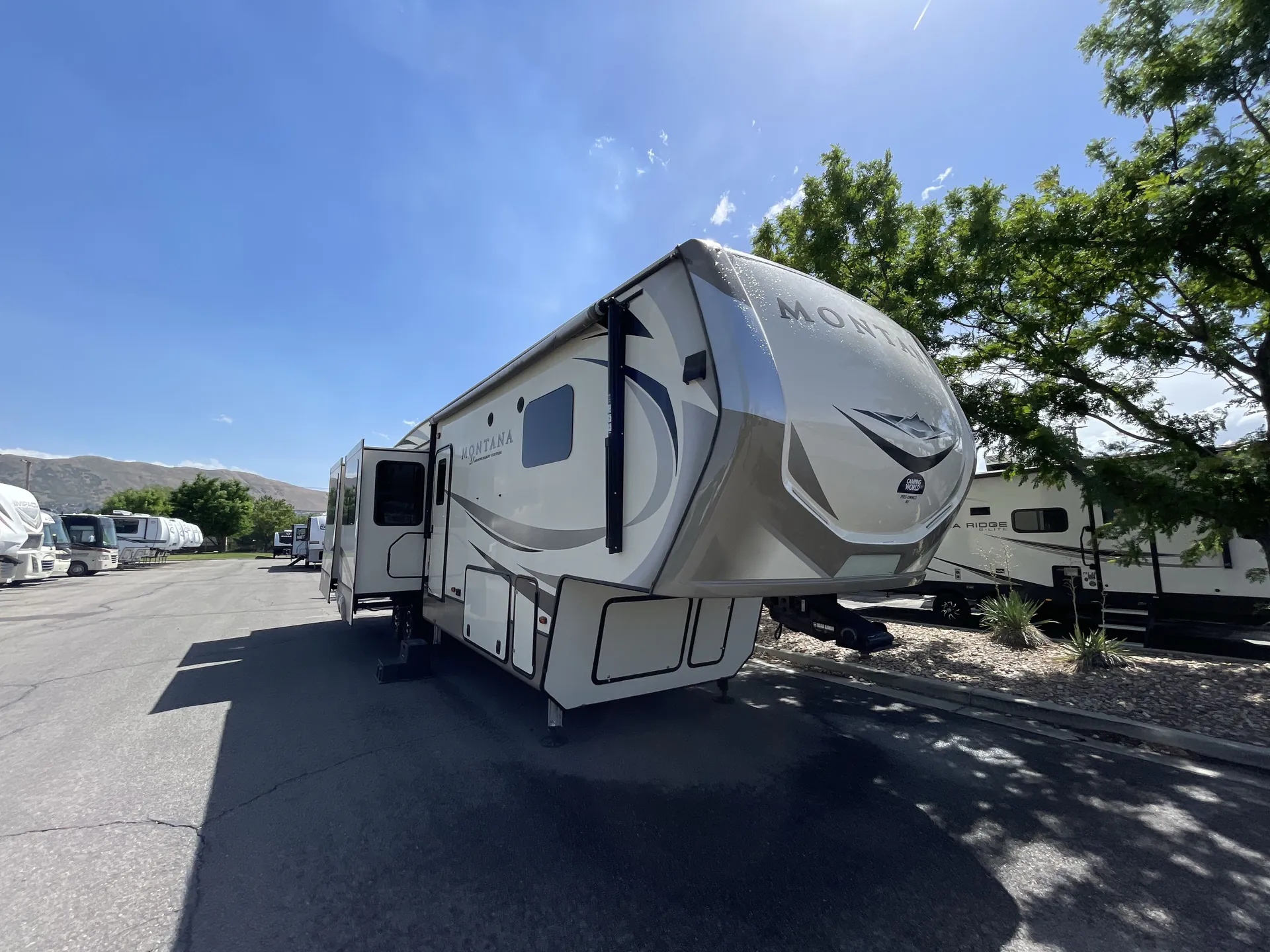 2019 Keystone Montana 3561RL - Photo 2