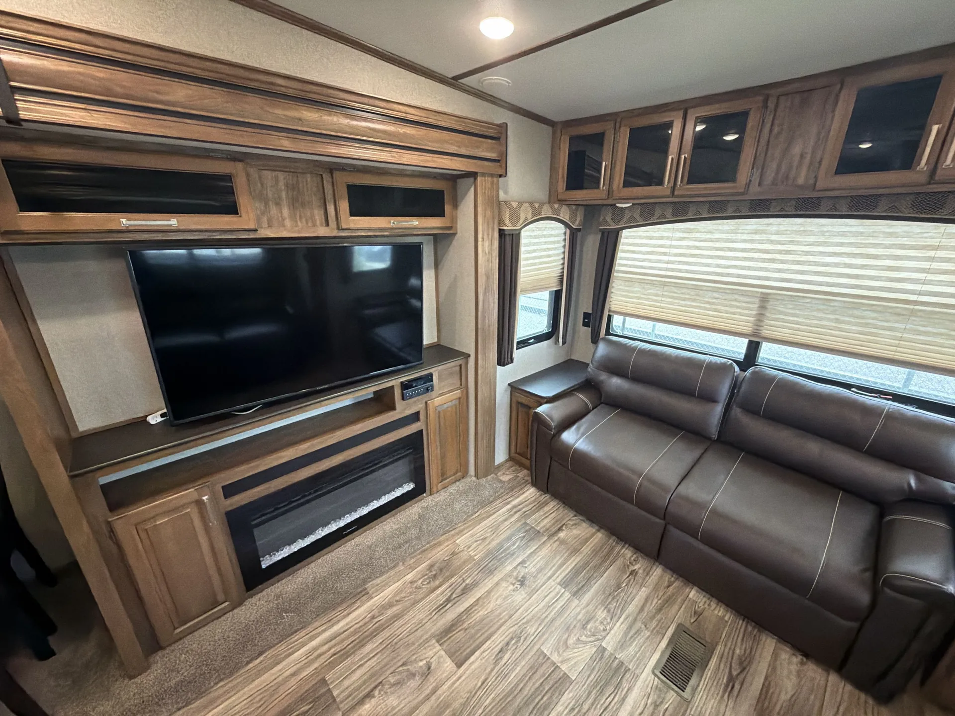 2019 Keystone Laredo 325RL — living area main
