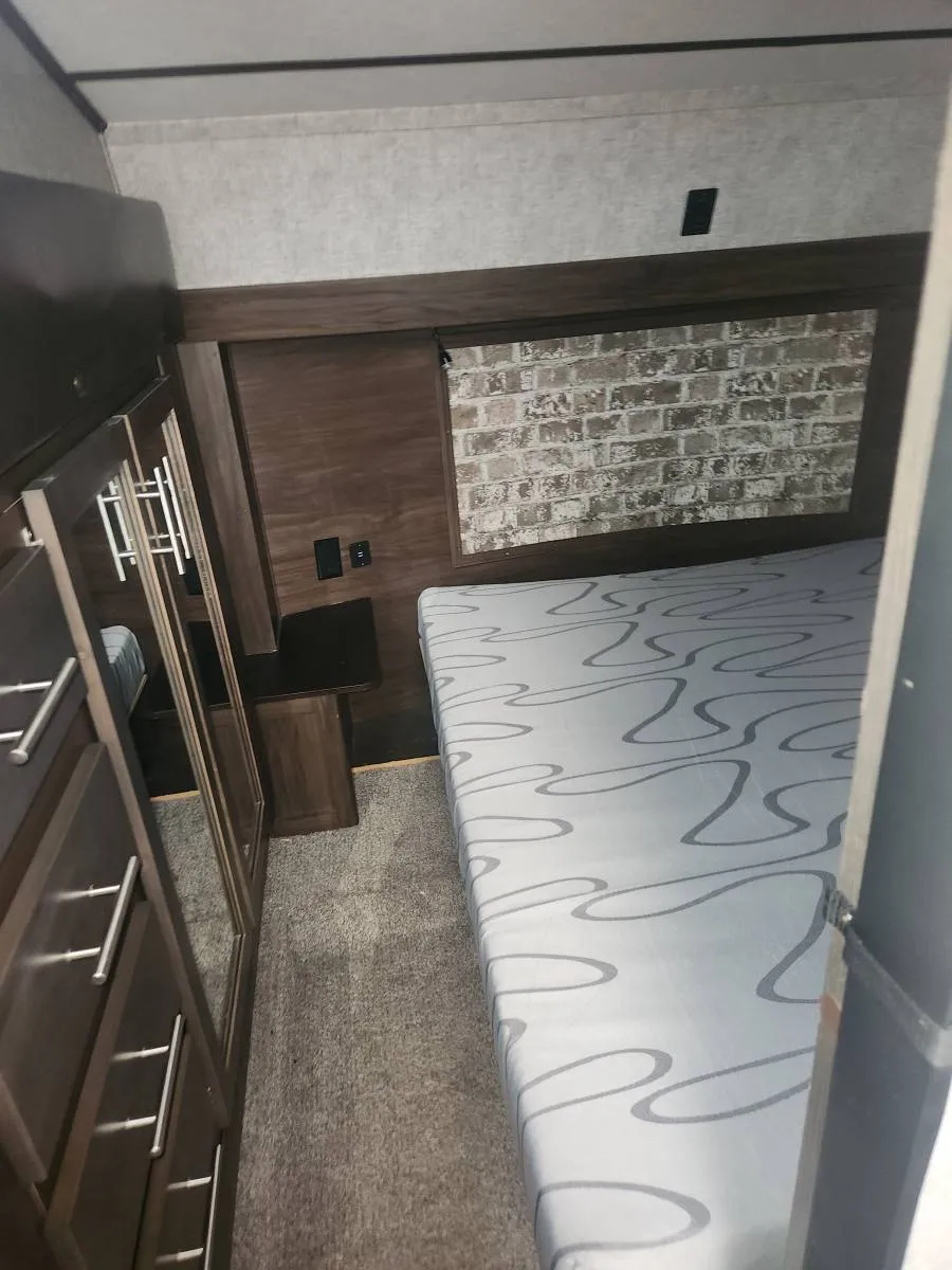 2019 Forest River Cherokee Arctic Wolf 315TBH8, Photos photo 13