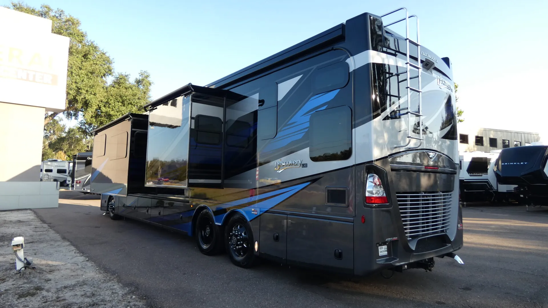 2026 Fleetwood Discovery LXE 44B - Photo 4