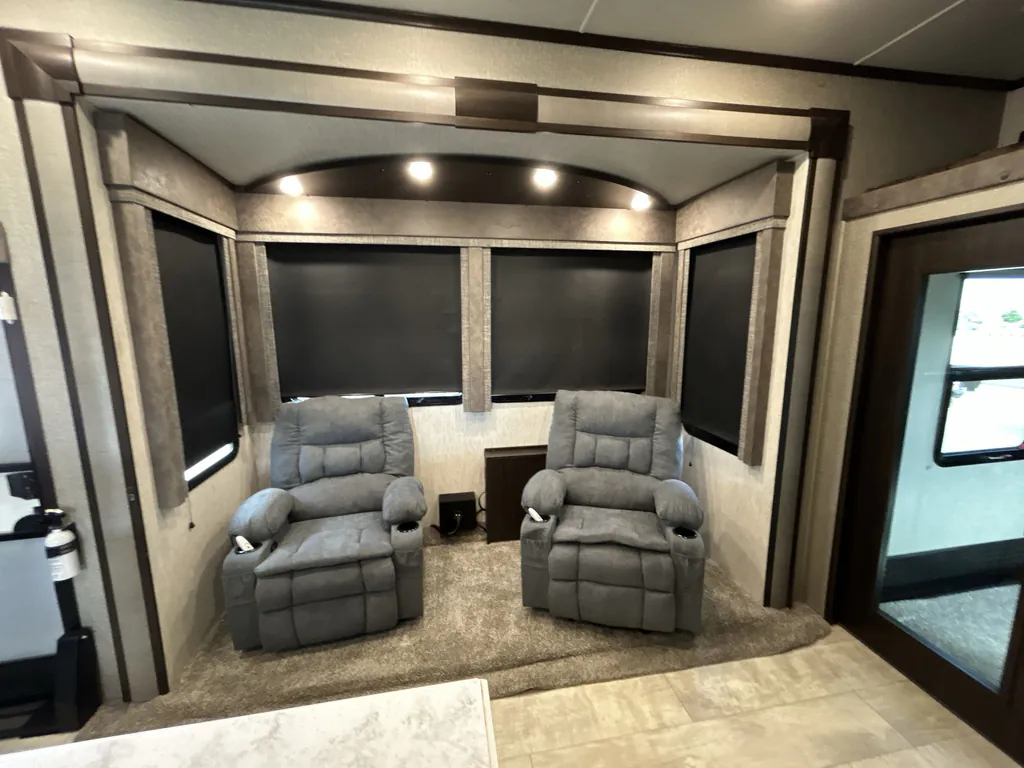 2019 Grand Design Momentum 381M, Photos photo 11