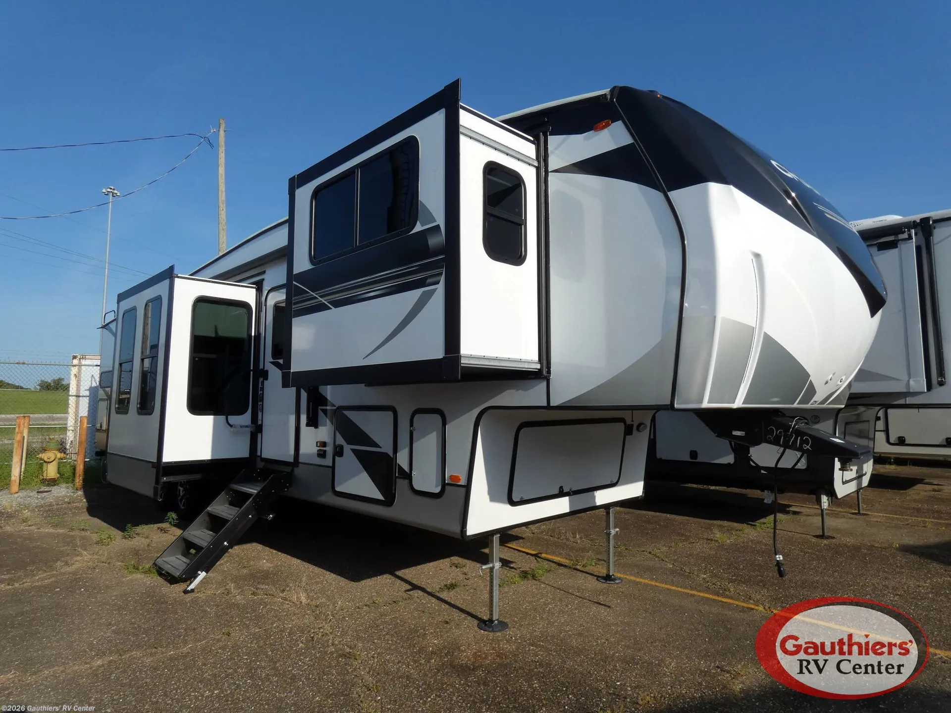 2022 Coachmen Chaparral 334FL - Photo 2