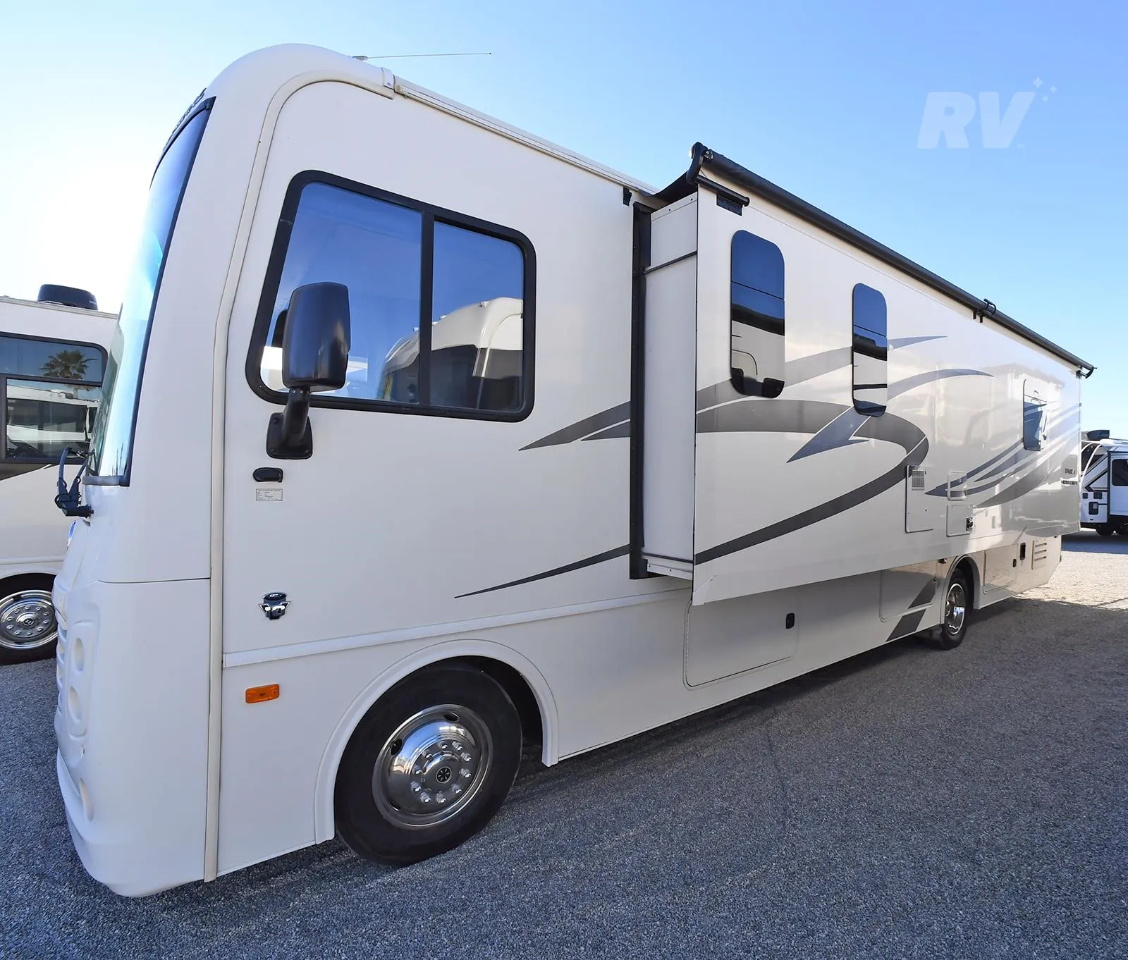 2019 Holiday Rambler Admiral 32S dealer photo 6 from RV World Yuma