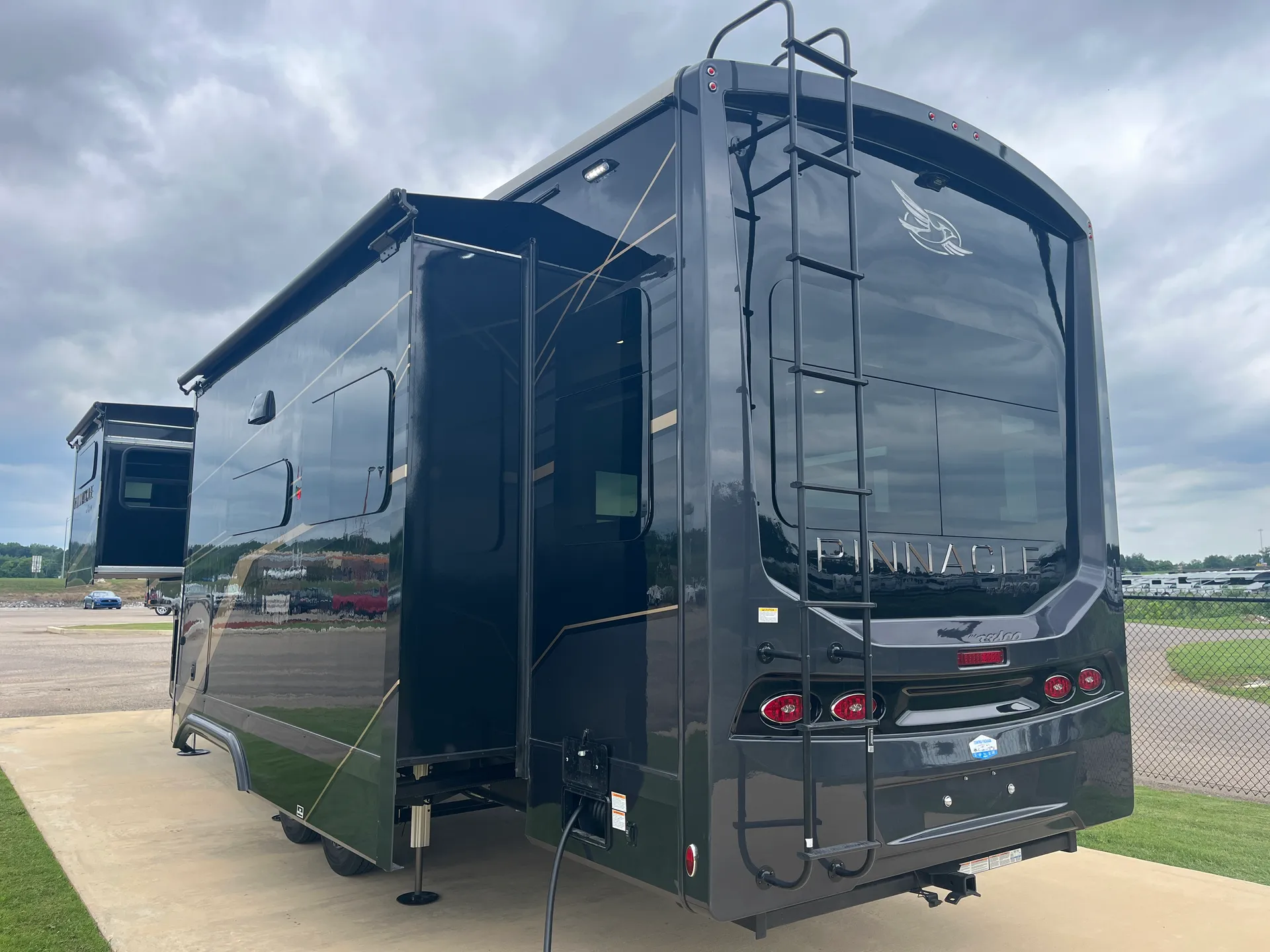 2027 Jayco Pinnacle 32RLTS - Photo 4