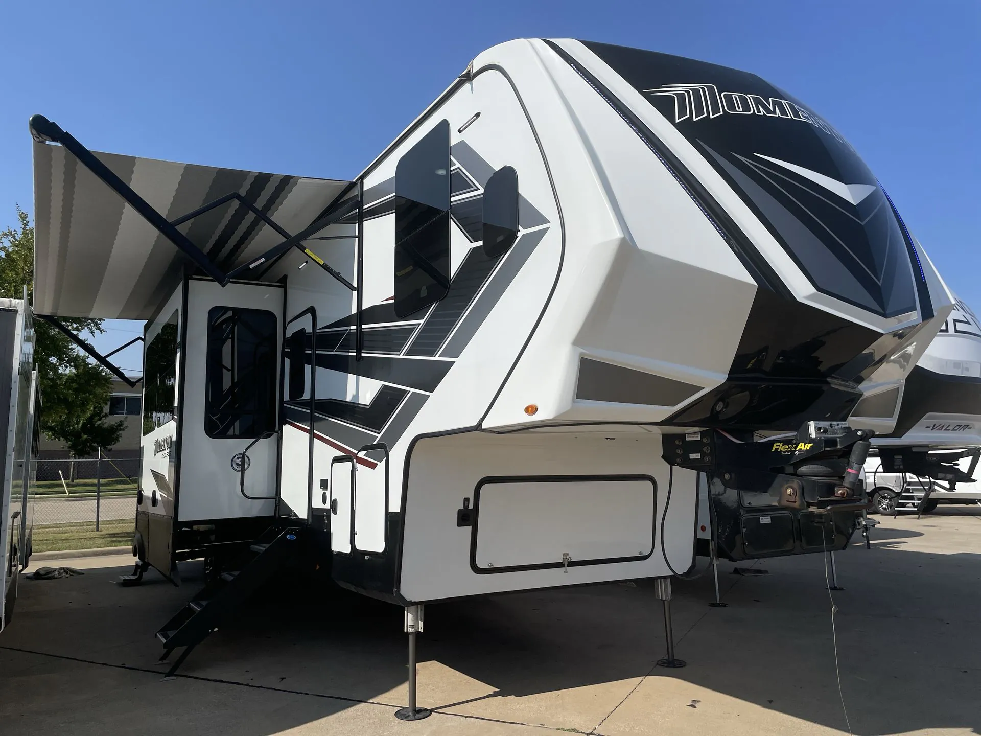 2022 Grand Design Momentum 349M - Photo 2