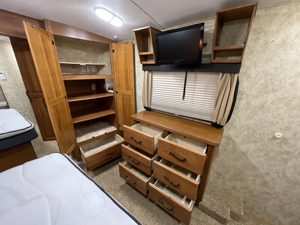 2013 Keystone Montana 3100RL, Photos photo 16
