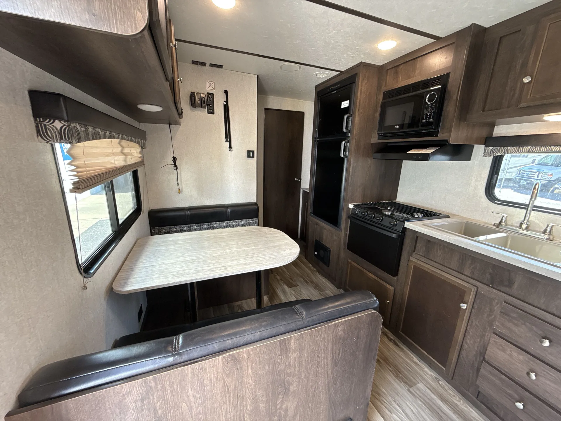 2019 starcraft Autumn Ridge Outfitter 26BHS — living area main