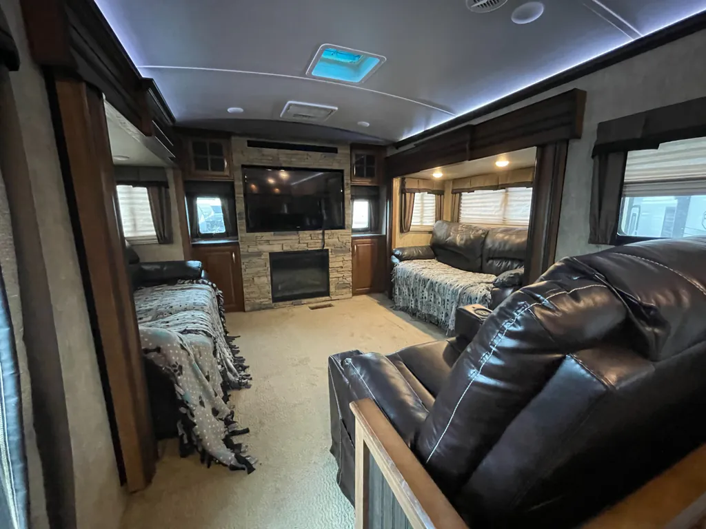2015 Keystone Montana 3100RL, Photos photo 3