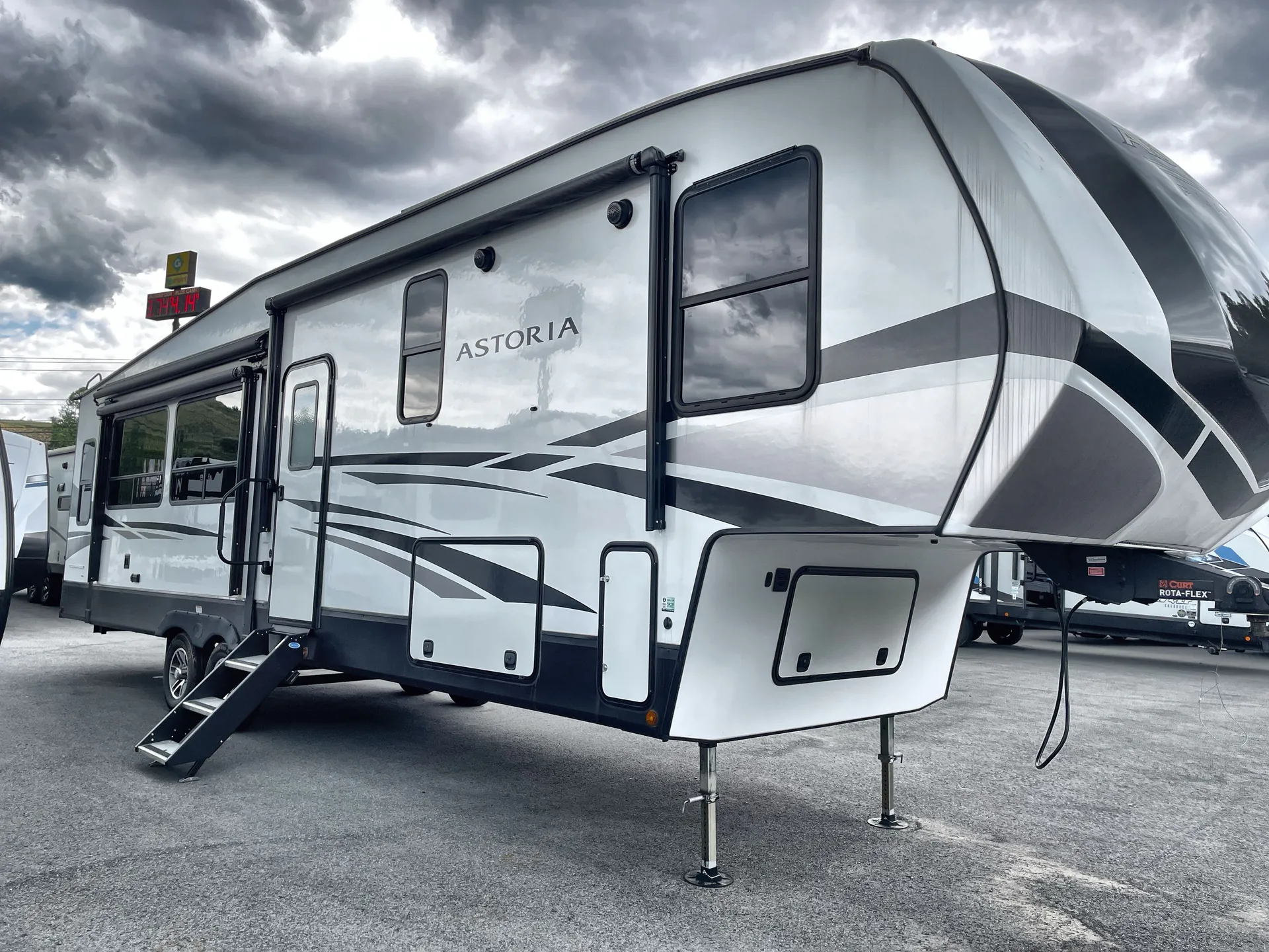 2024 Dutchmen Astoria Platinum 3173RLP dealer photo 1 from Camping World