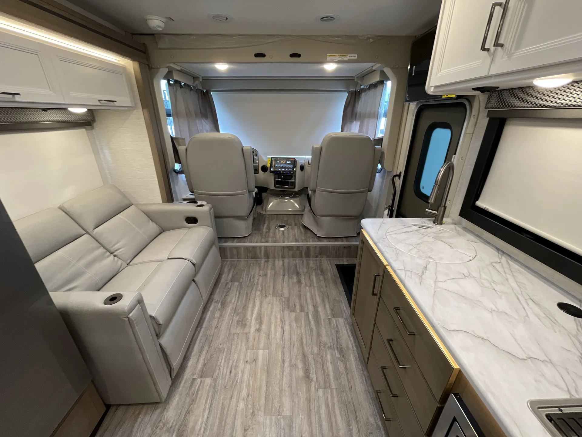 2026 Thor Motor Coach Freedom Traveler A26 — living area main