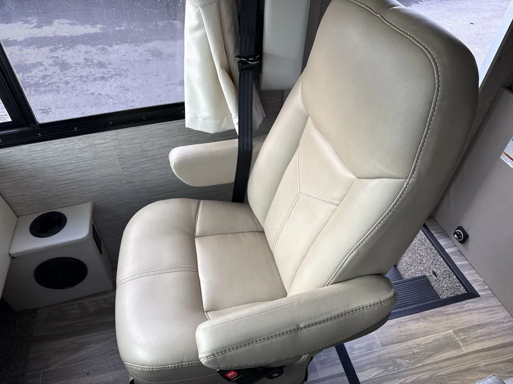 2023 Thor Motor Coach Vegas 24.3, Photos photo 3