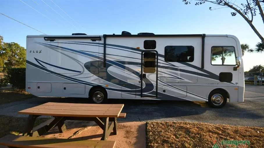 2025 Fleetwood Flex 32S - Photo 3