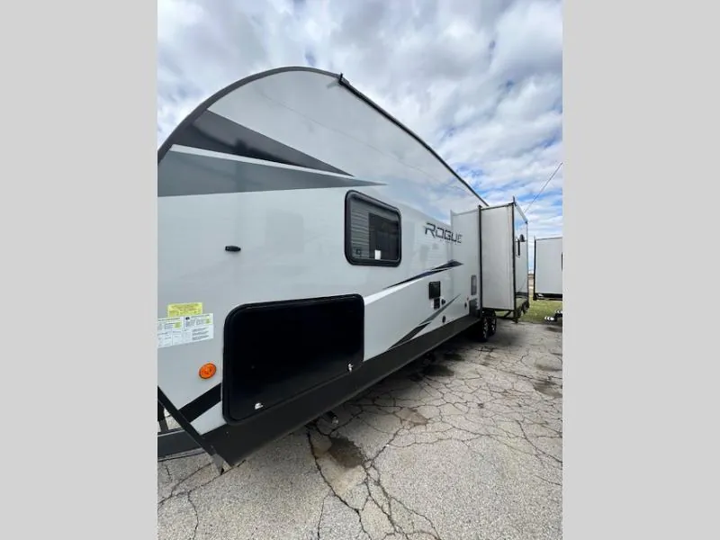 2021 Forest River Vengeance Rogue 26V — Photo 5