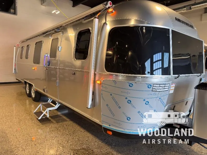 2026 Airstream Classic 33FB - Photo 2