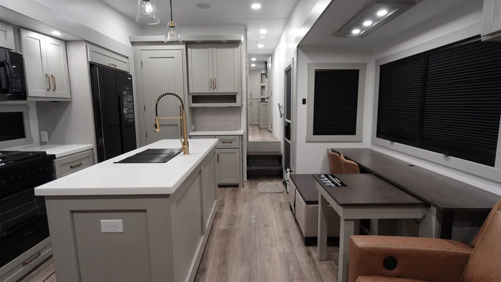 2026 Brinkley Model Z 3600, Photos photo 4