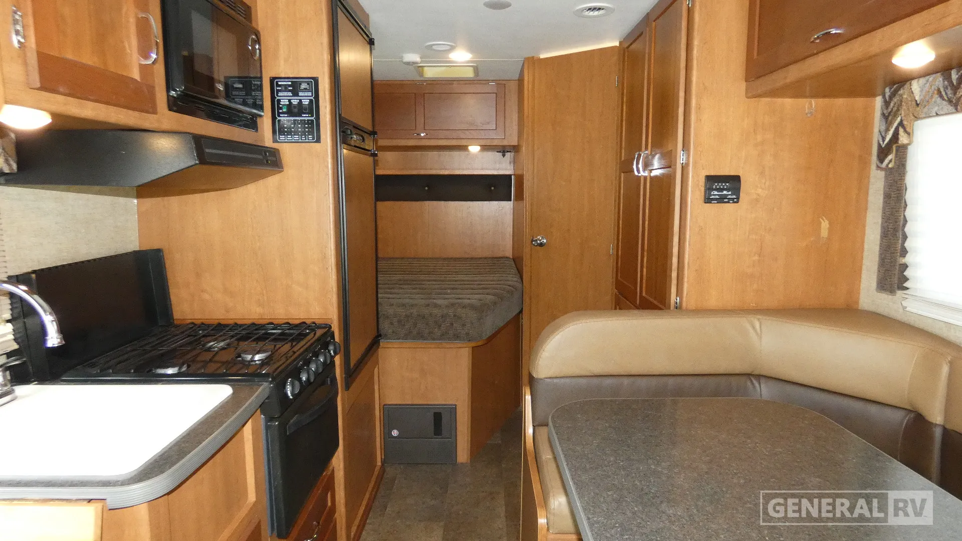 2016 Winnebago Minnie Winnie 22R - Photo 3