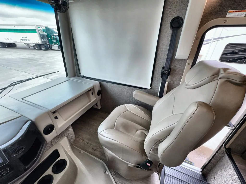 2022 Thor Motor Coach Challenger 35MQ, Photos photo 2