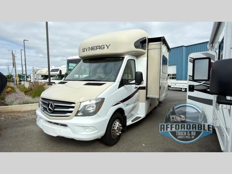 2017 Thor Motor Coach Synergy Used    SP24 - Photo 2