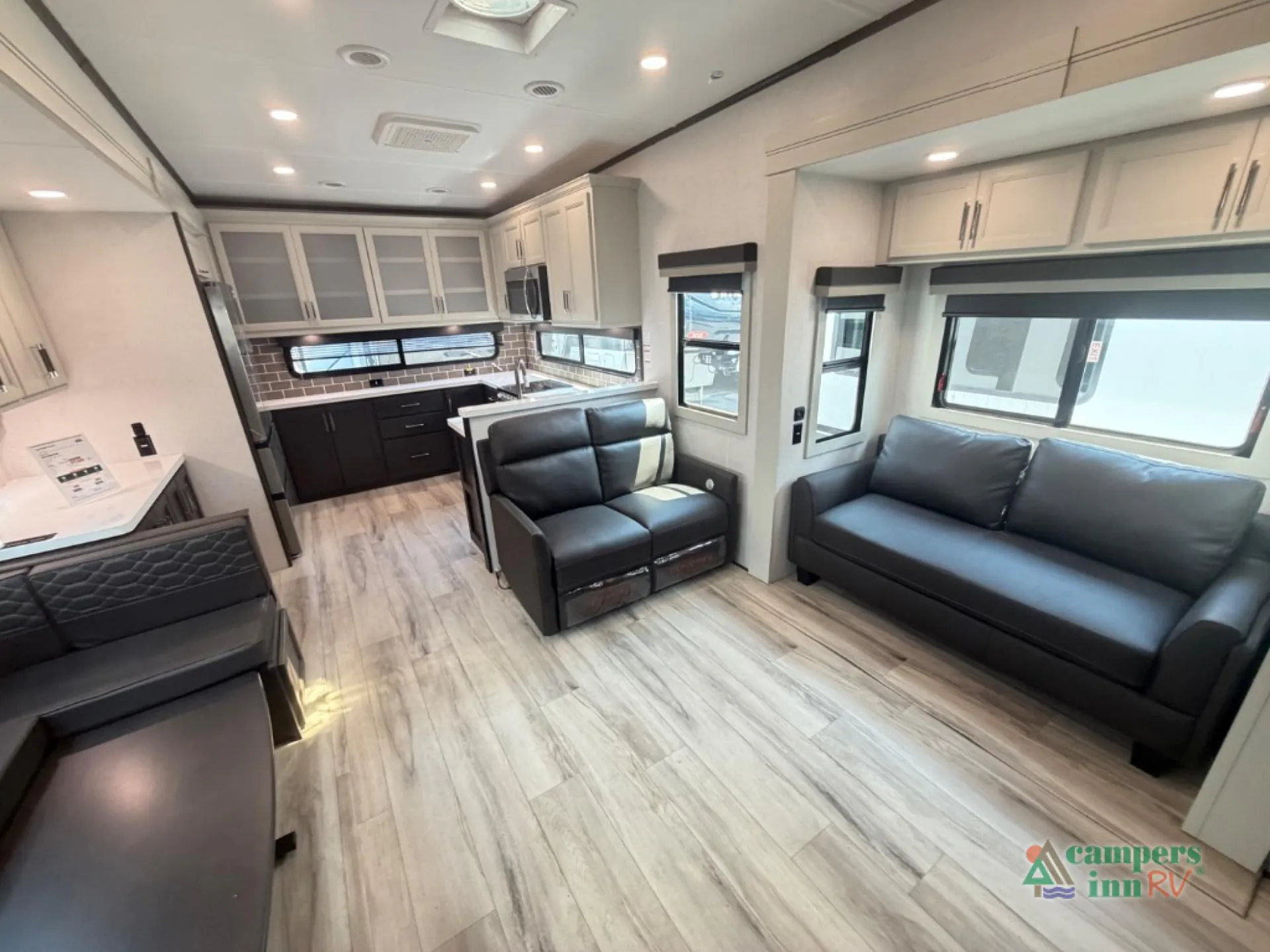 2026 Keystone Avalanche 379MB - Photo 3