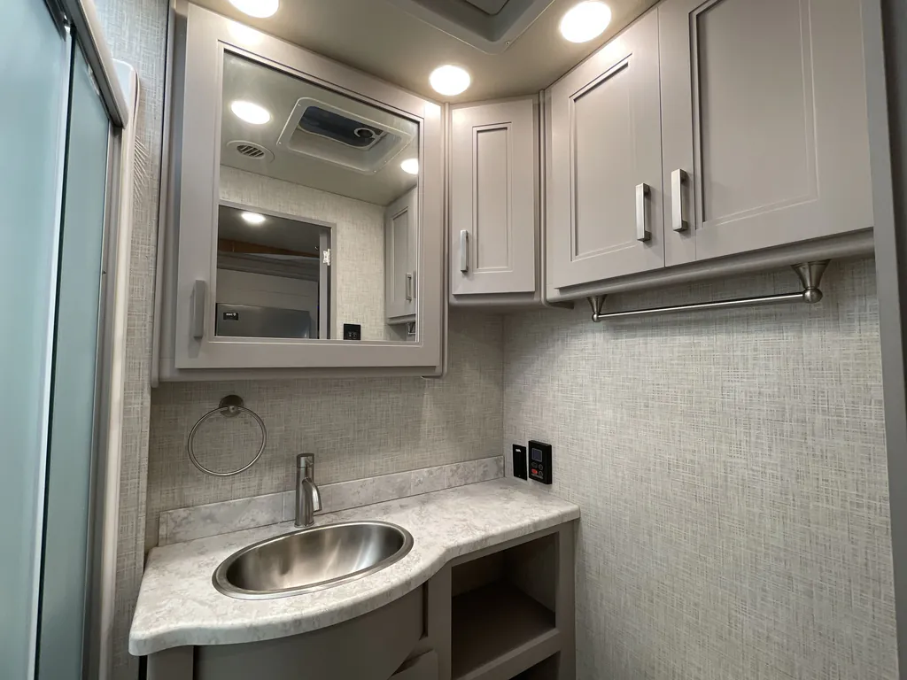 2023 Thor Motor Coach Challenger 35MQ, Photos photo 17