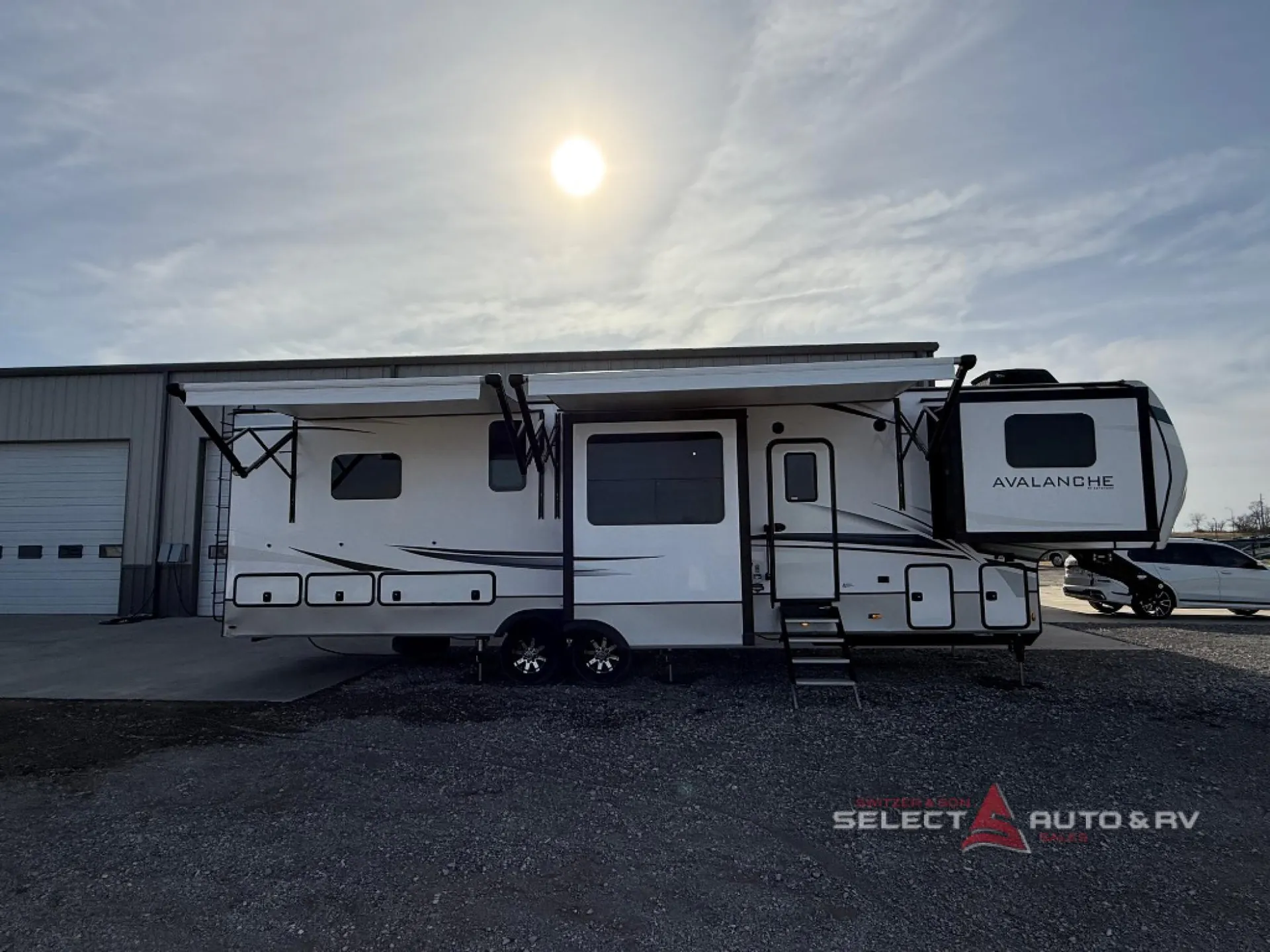 2023 Keystone Avalanche 360FL - Photo 2