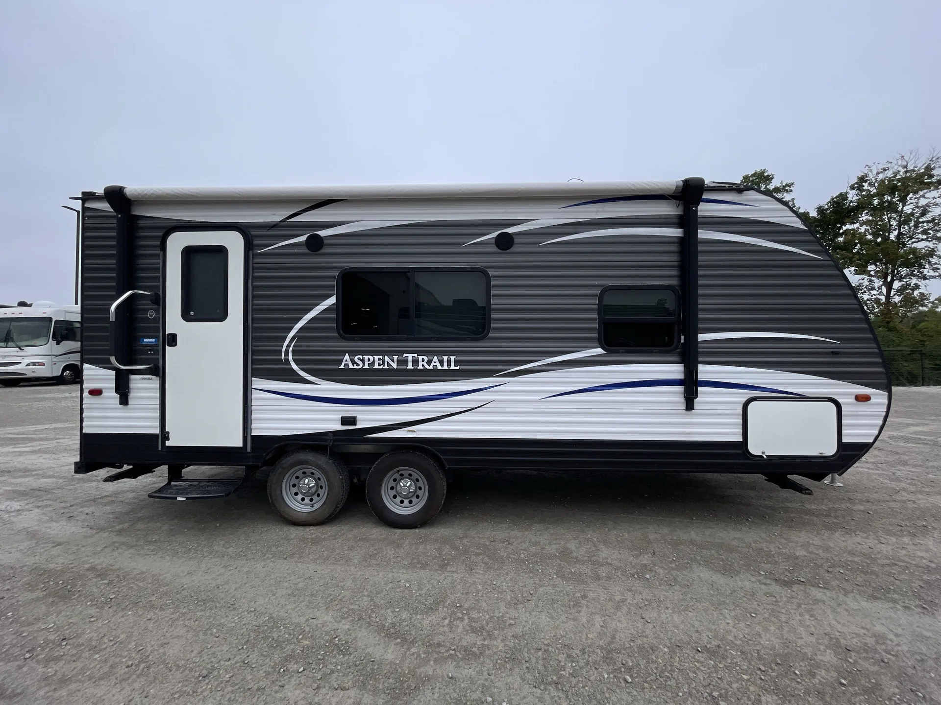 2017 Dutchmen Aspen Trail 1900RB — campside