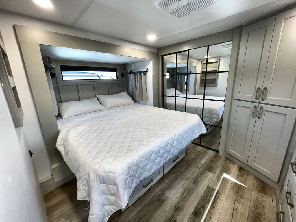 2026 Brinkley Model G 4100, Photos photo 24
