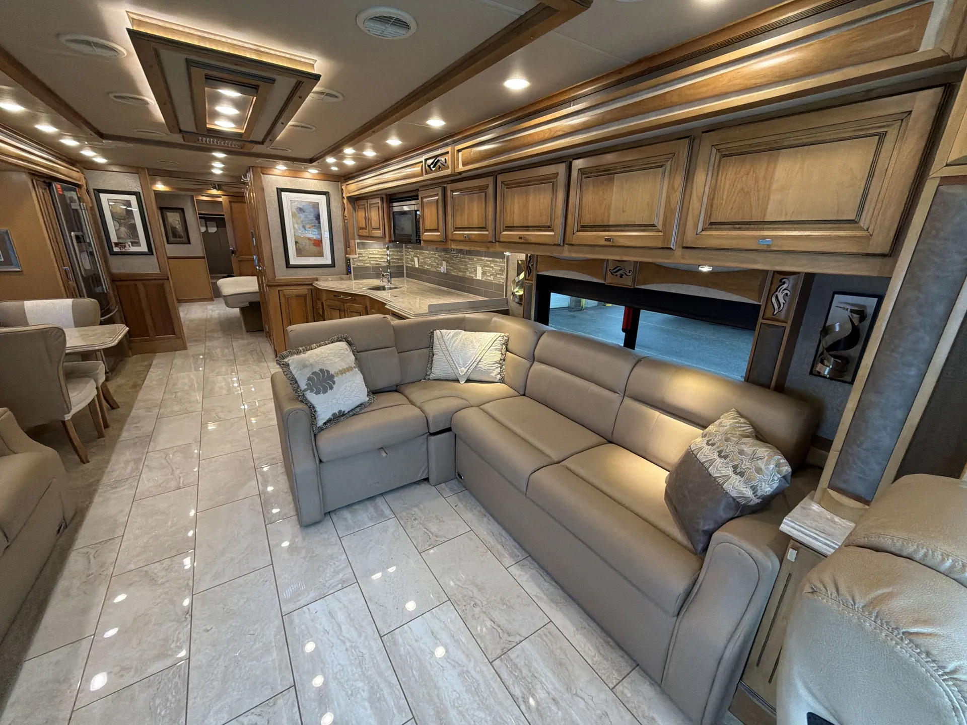 2018 Tiffin Phaeton 44 OH — living area main