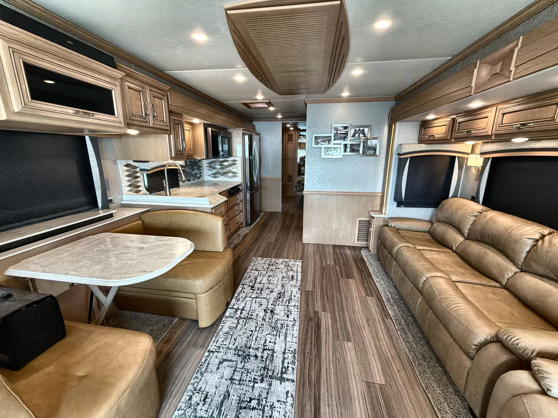 2019 Newmar Ventana 3412 — living area main