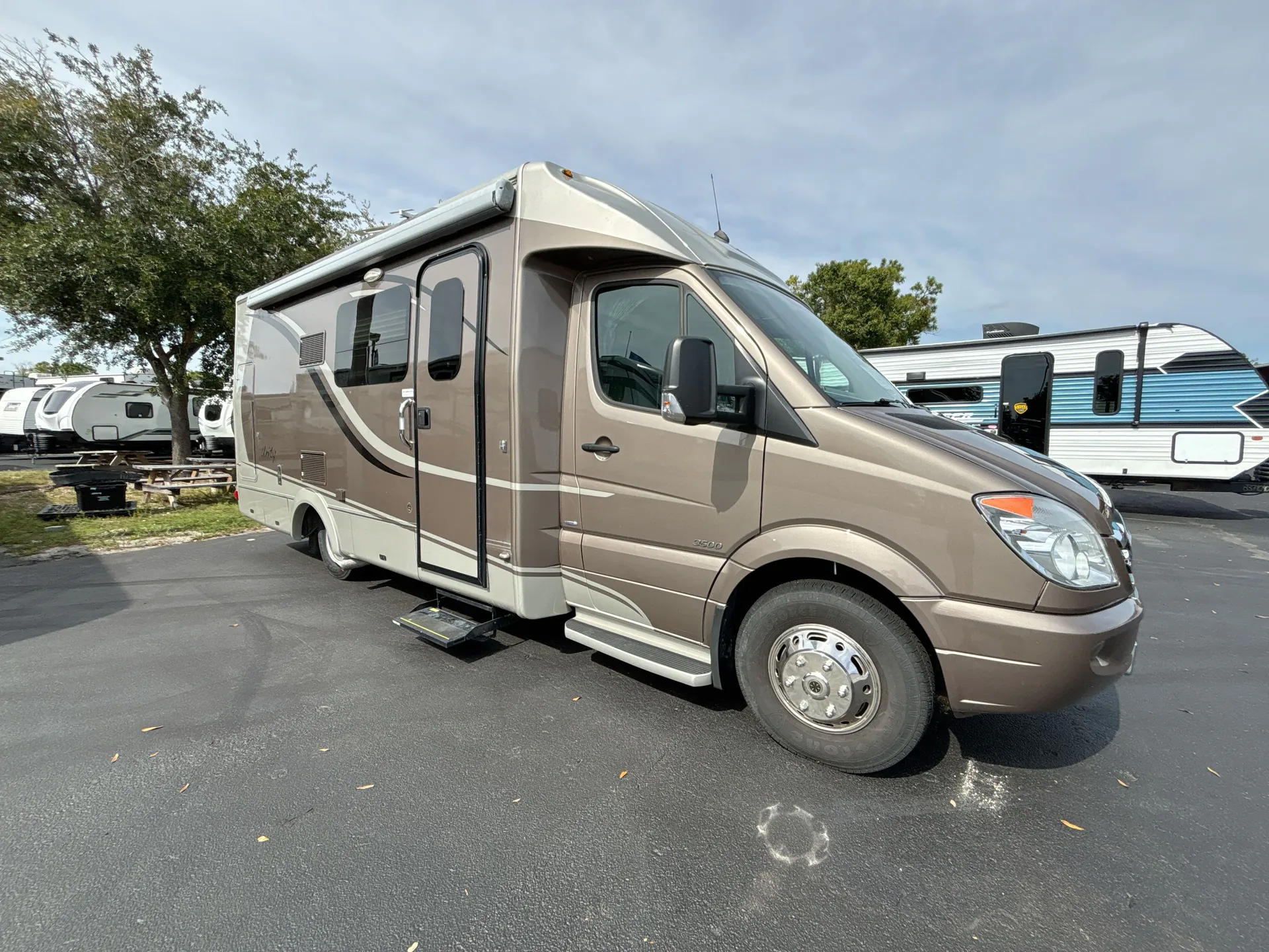 2012 Leisure Travel Unity U24MB - Photo 2