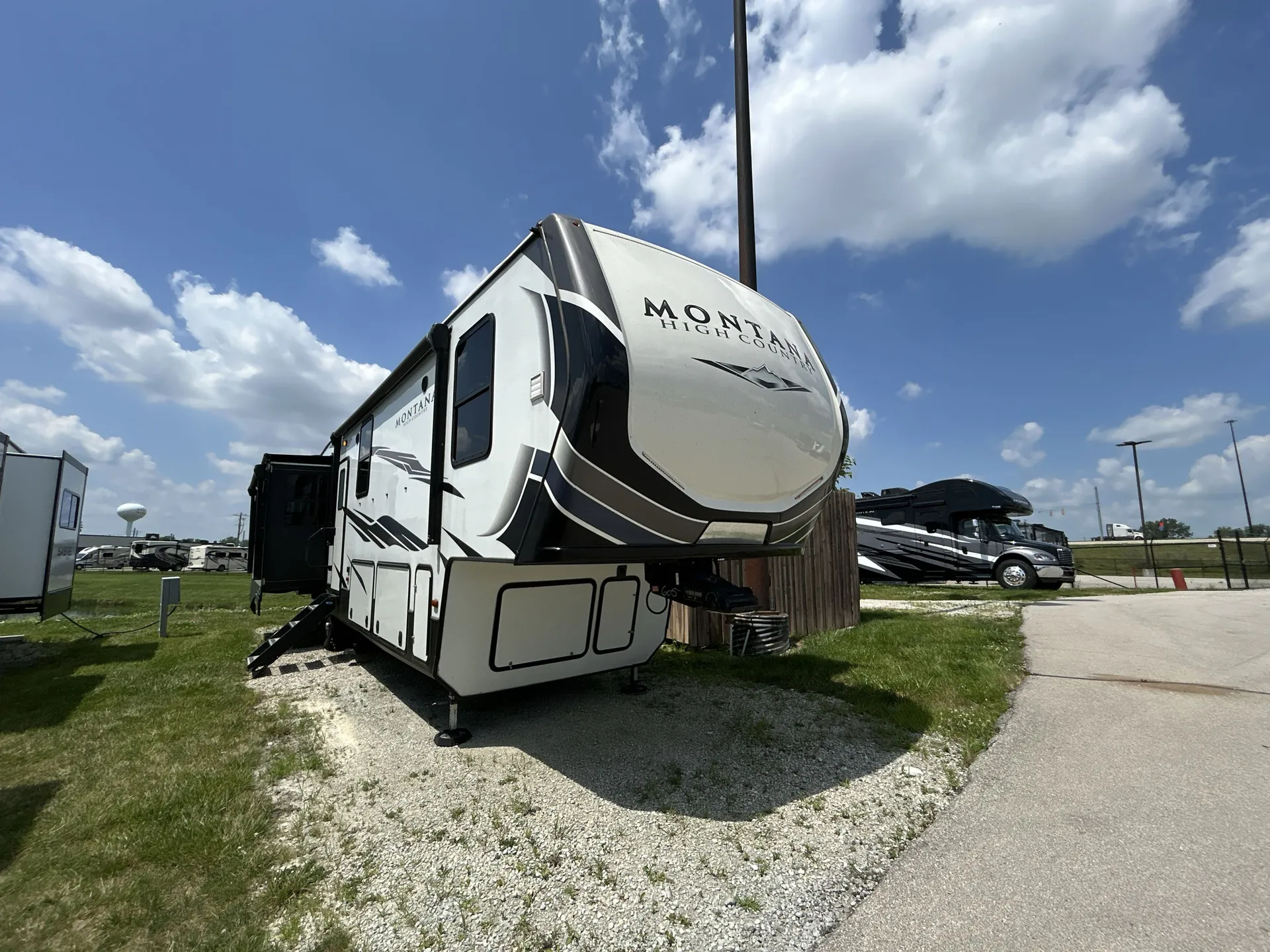 2021 Keystone Montana High Country 385BR - Photo 2