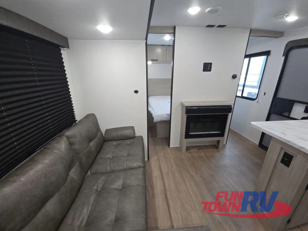 2027 East to West Della Terra 280BH, Photos photo 17