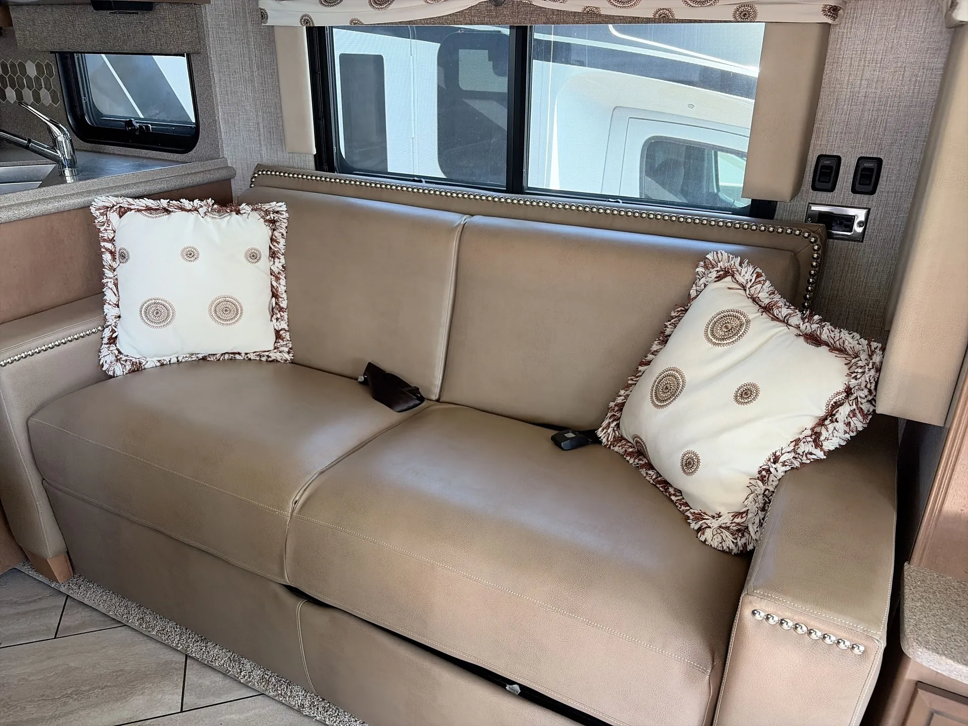 2021 Newmar Bay Star 3014 — living area main