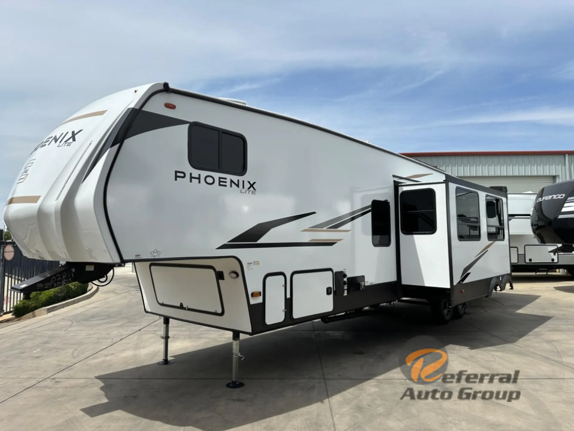 2025 Shasta Phoenix Lite 368TBH - Photo 2