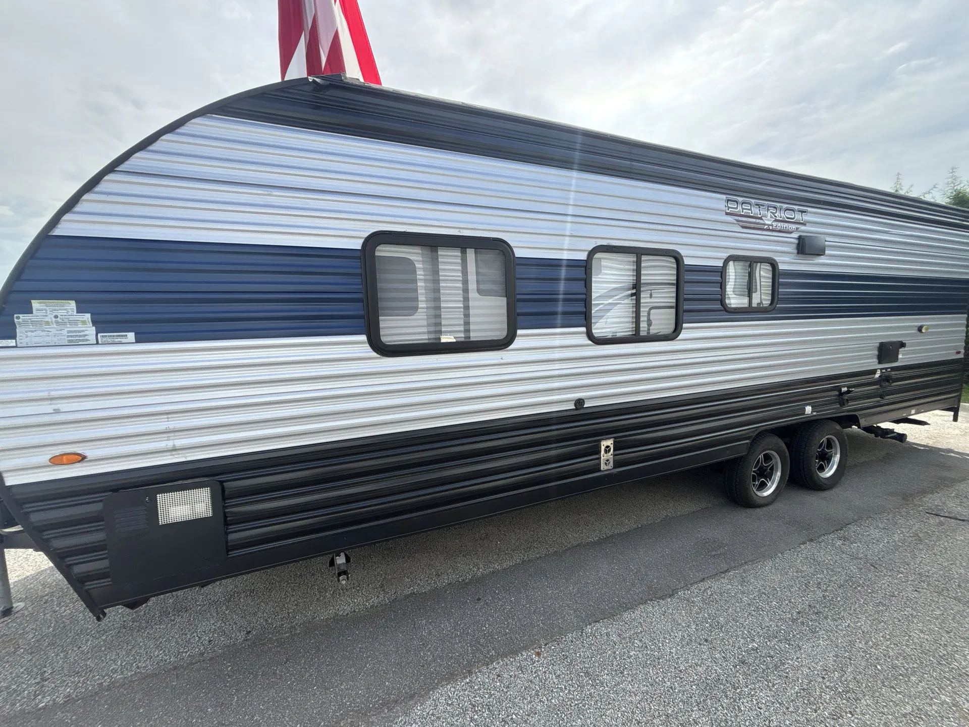 2022 Forest River Cherokee Grey Wolf 26DJSE — off campside