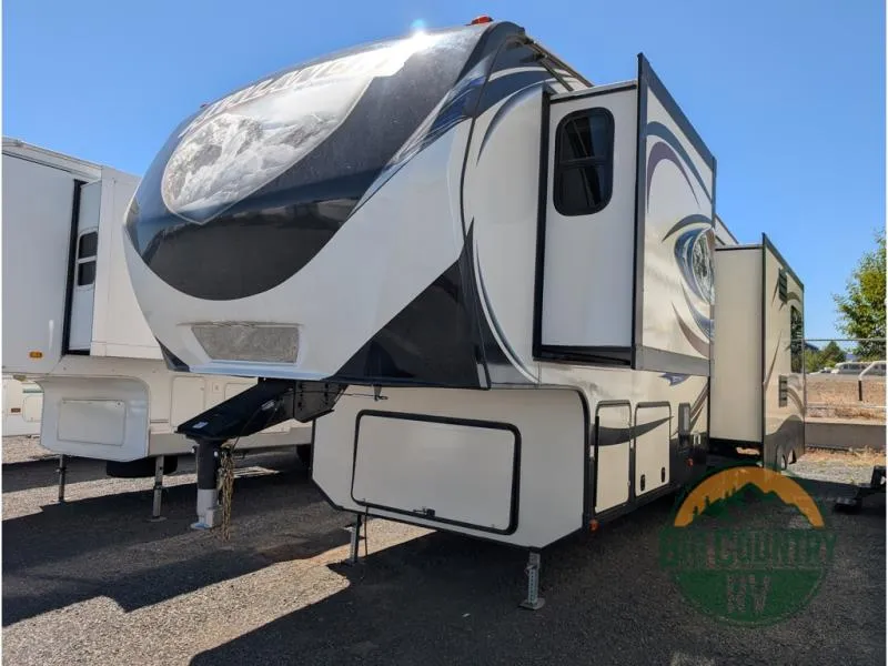 2014 Keystone RV Avalanche 295RL - Photo 2