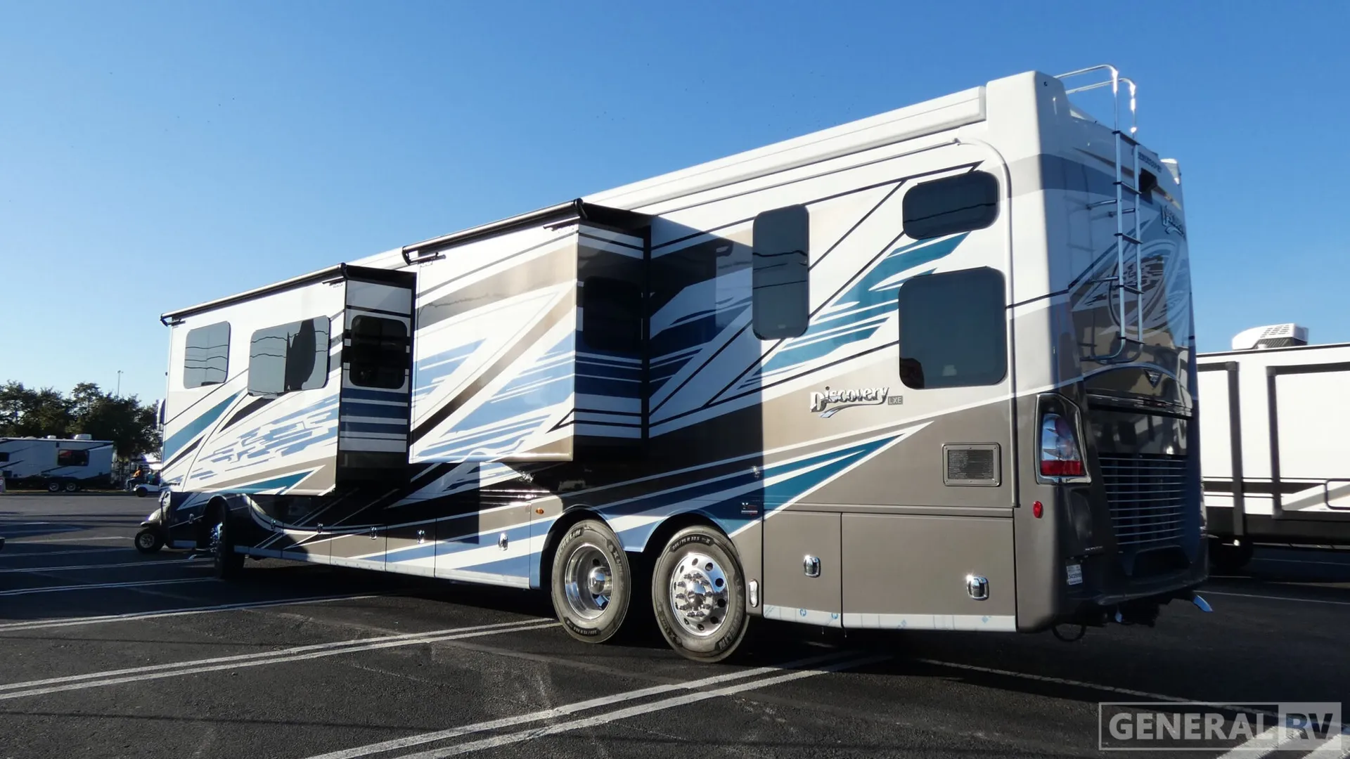 2026 Fleetwood Discovery LXE 44B - Photo 4