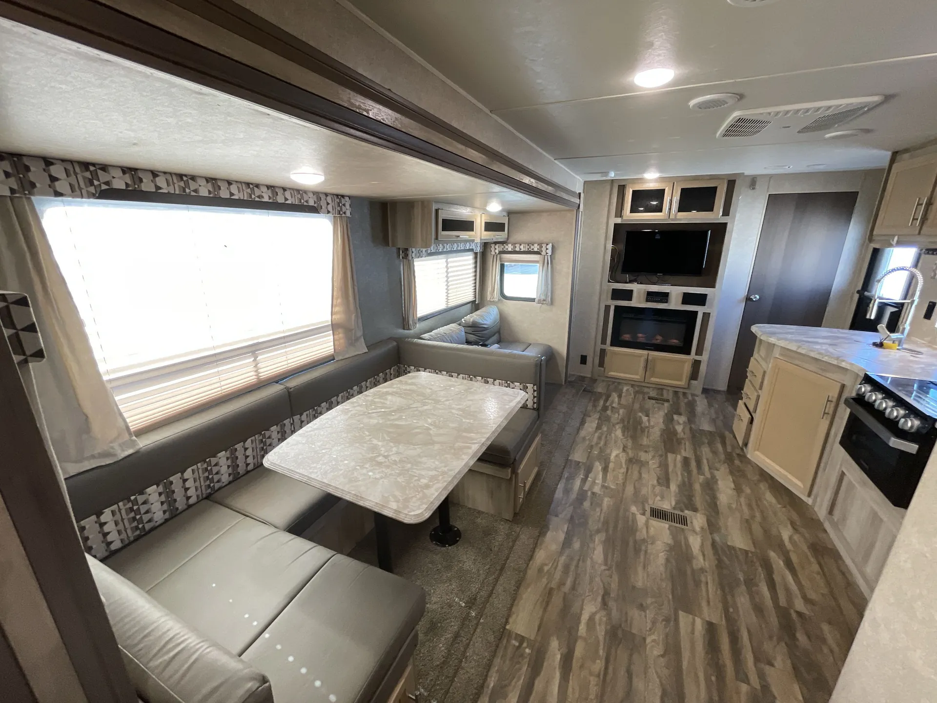 2019 Coachmen Catalina Legacy Edition 323BHDSCK — living area main