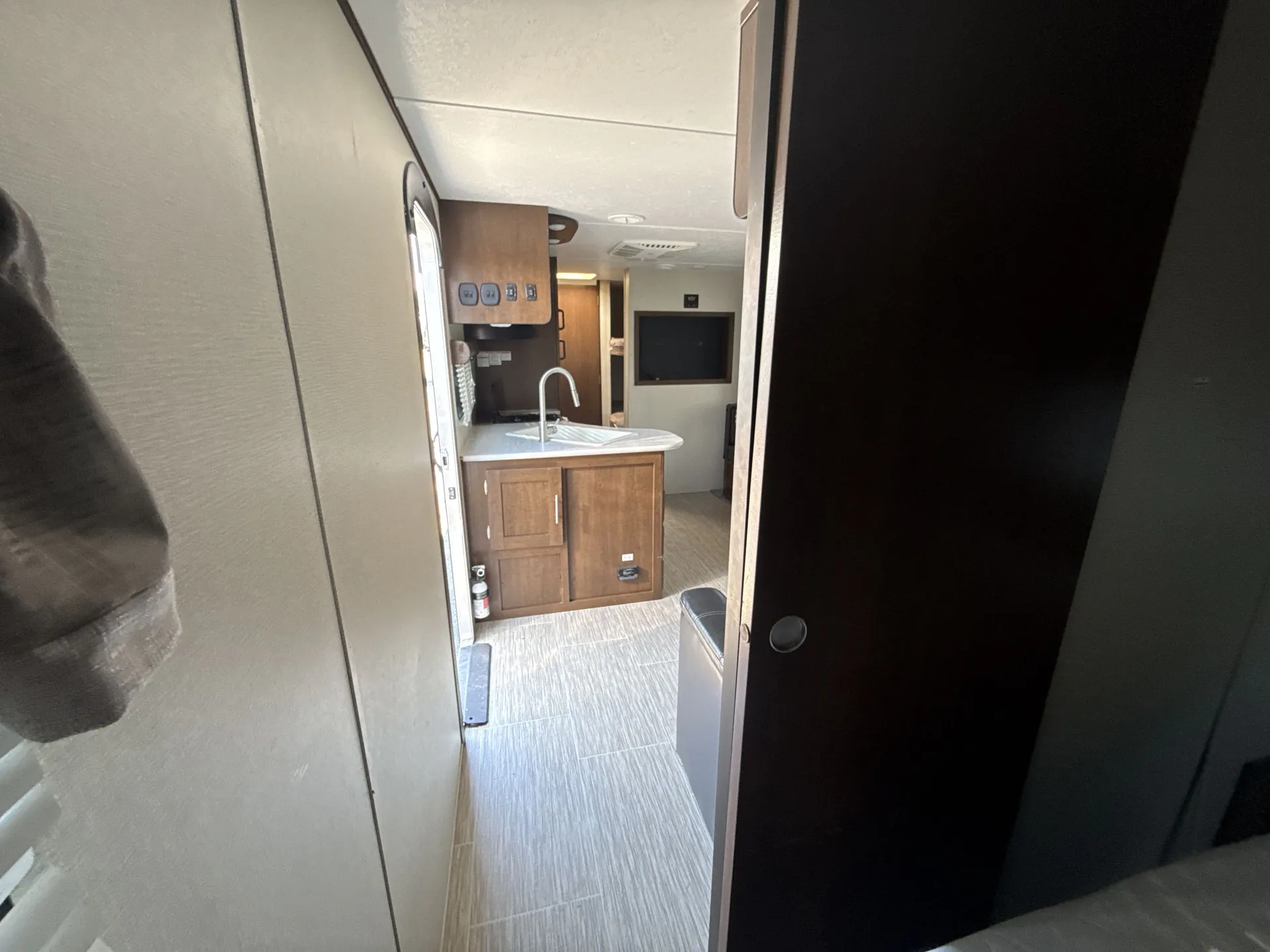 2019 prime time Avenger Ati 26BBS — living area main