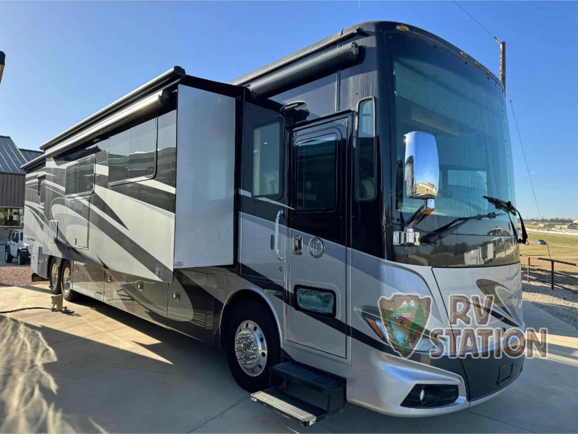 2018 Tiffin Phaeton 44 OH - Photo 2