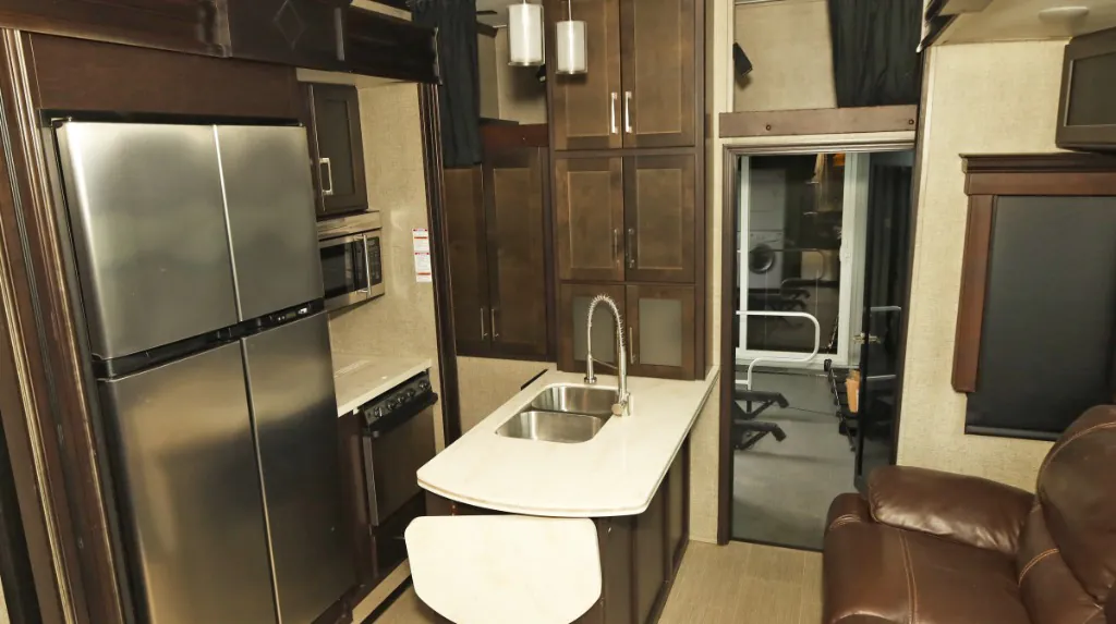 2017 Keystone Raptor 352 - Photo 4