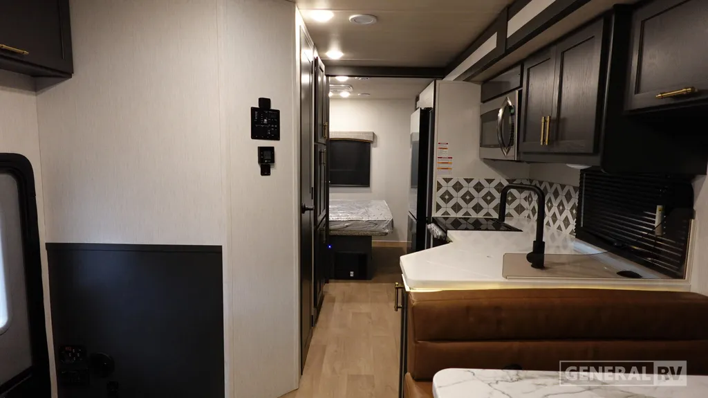 2027 NeXus RV Maximus 32MX, Photos photo 2