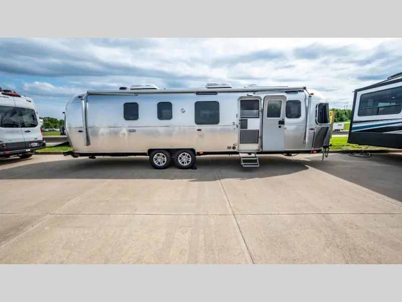 2020 Airstream Classic 33FB - Photo 3
