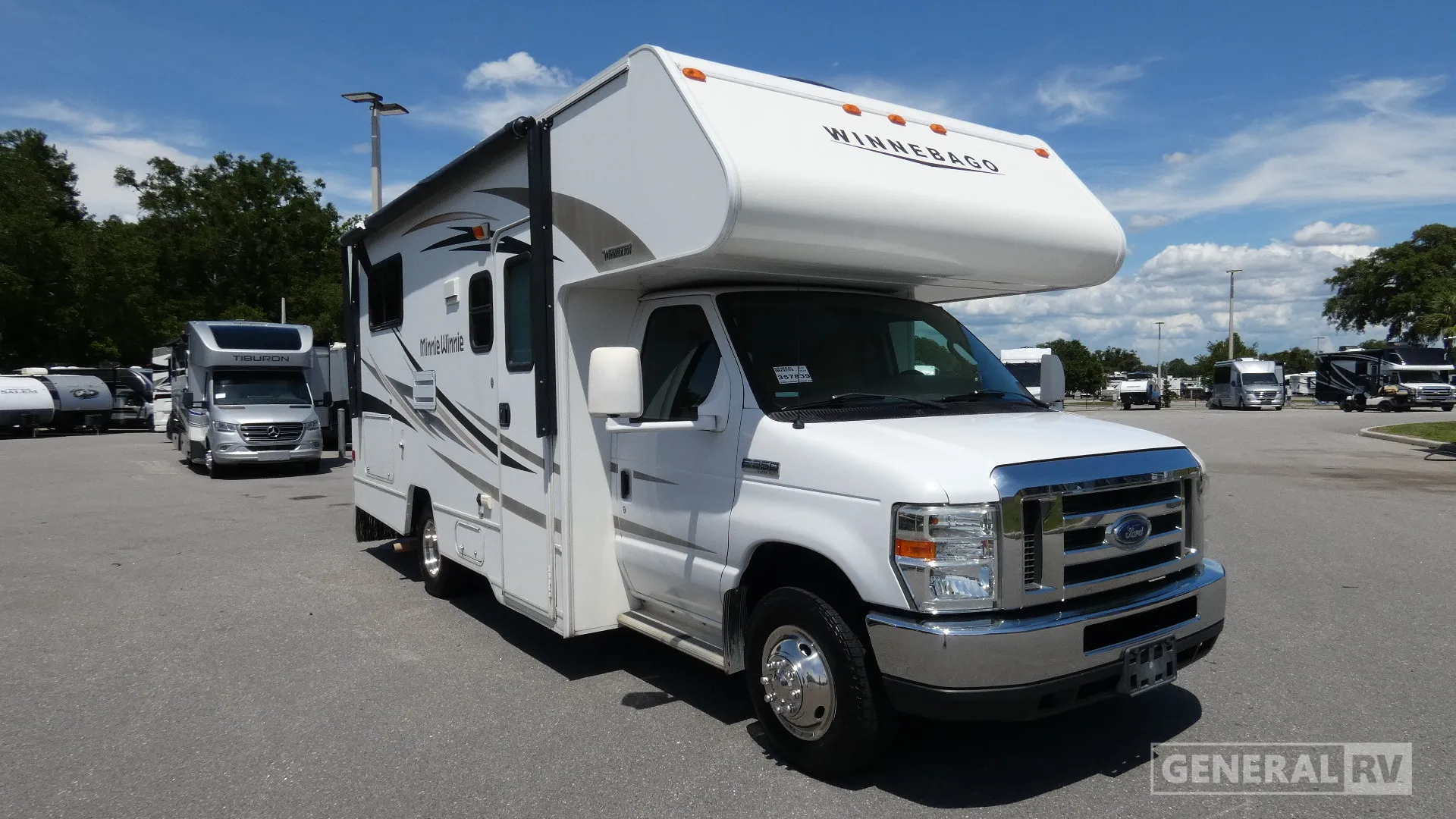 2016 Winnebago Minnie Winnie 22R - Photo 2