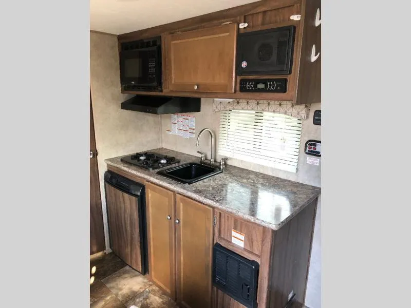 2016 Viking Ultra-Lite 17FQ - Photo 3