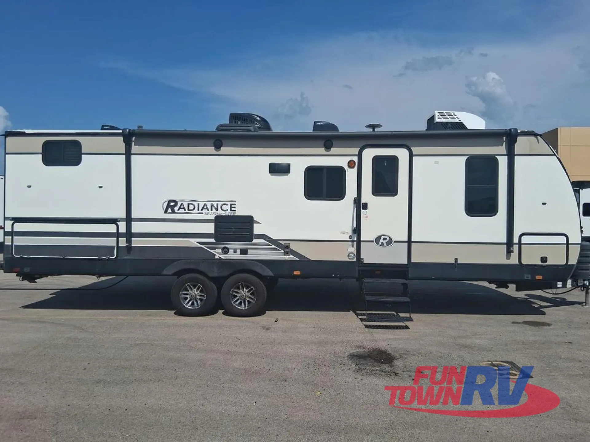 2019 Cruiser RV Radiance 28BH - Photo 3