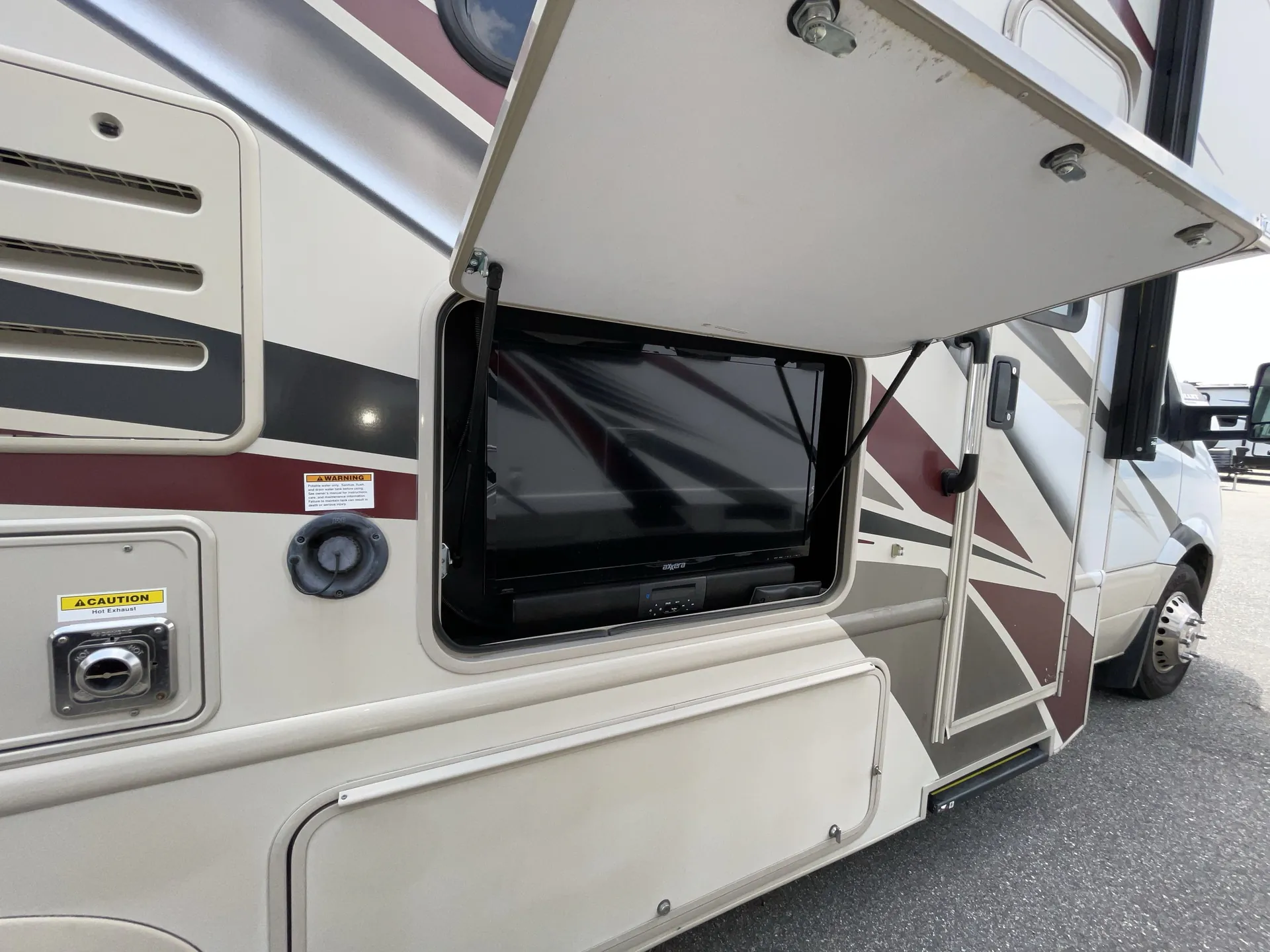 2020 Thor Motor Coach Quantum KM24 — living area main