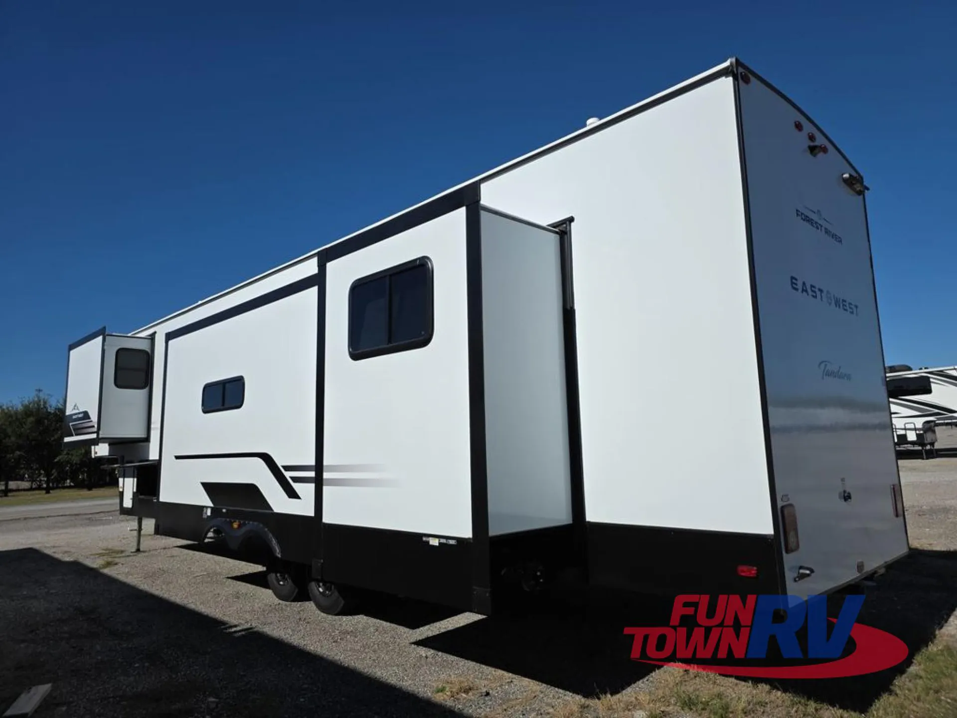 2026 East to West Tandara 387BH - Photo 4