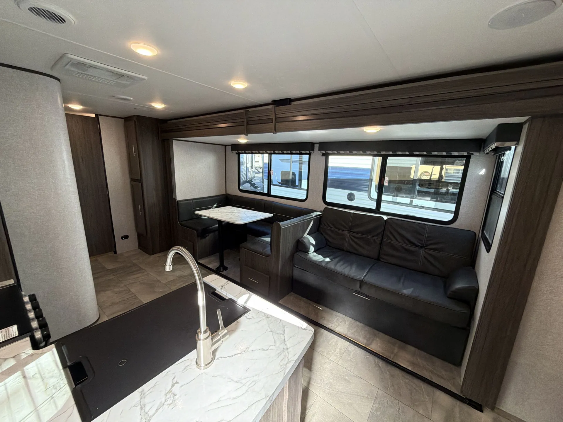 2021 Dutchmen Kodiak Ultra-Lite 283BHSL — living area main
